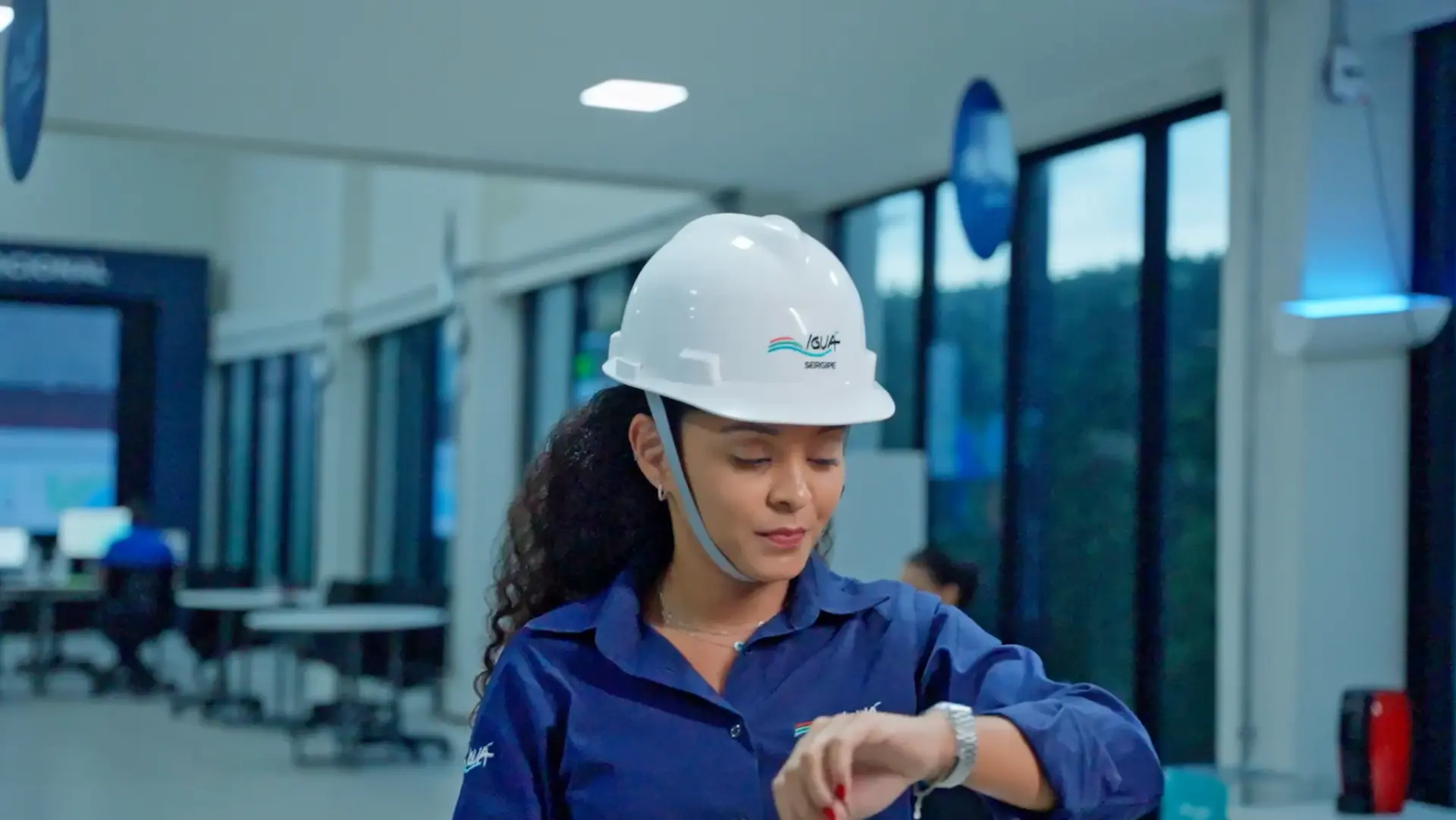 Frame de vídeo institucional em ambiente corporativo